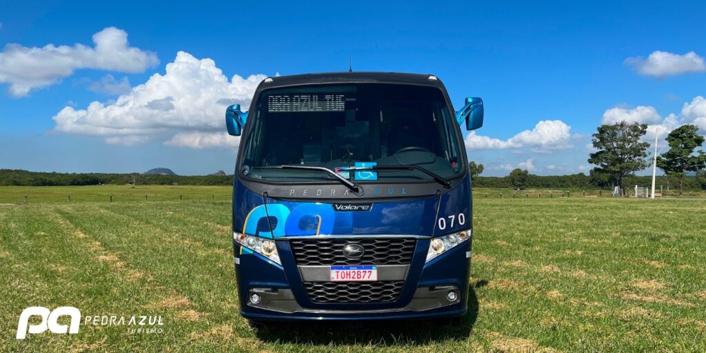 Micro-ônibus Pedra Azul: o transporte perfeito para pequenos grupos com conforto
